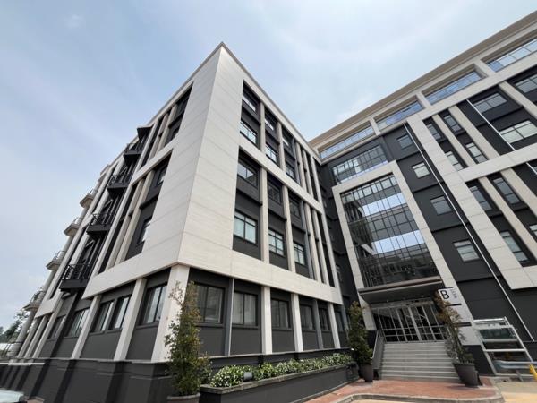 1 210  m² Commercial space