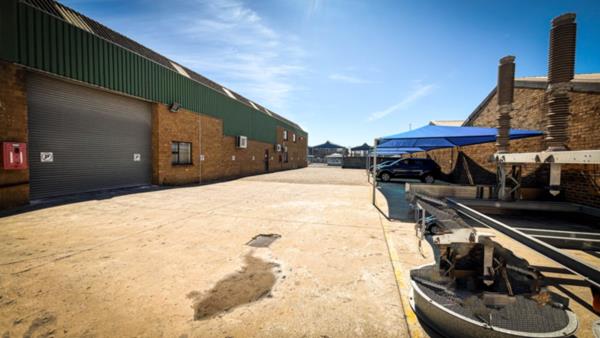 706  m² Commercial space