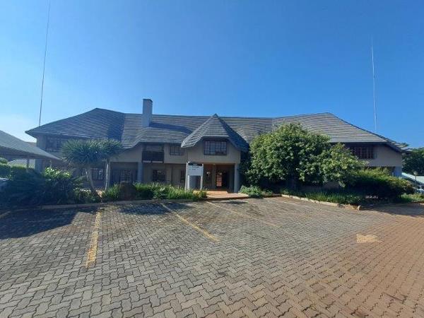 885  m² Office Space