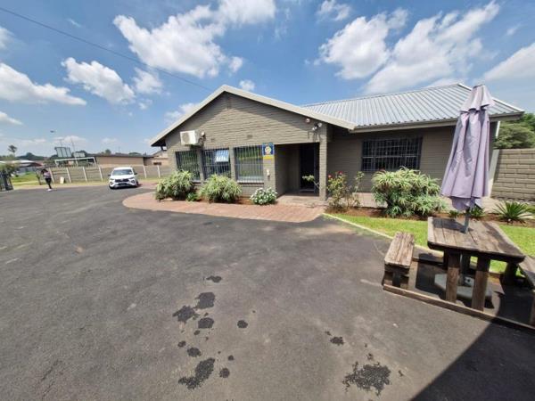 236  m² Commercial space