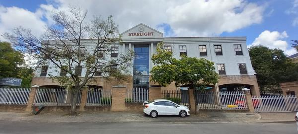 881  m² Commercial space