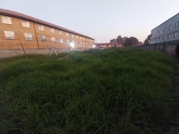 1 860 m² Land