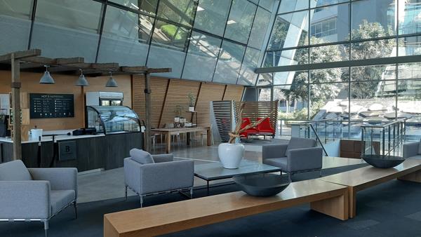 1 600  m² Commercial space