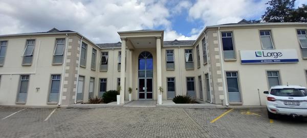 832  m² Commercial space