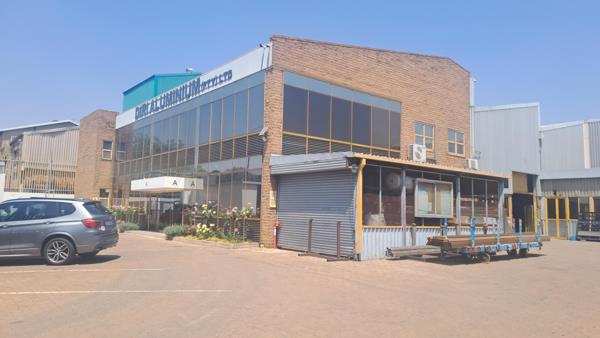 3 700  m² Industrial space