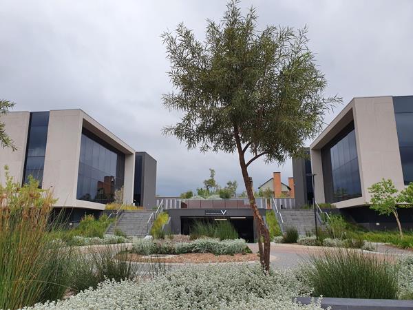 674  m² Commercial space