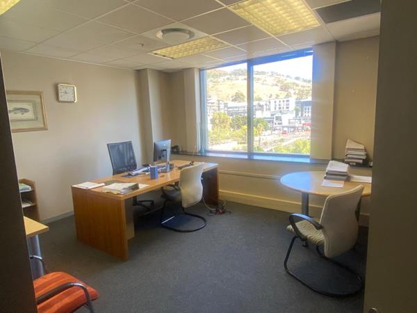 916  m² Office Space