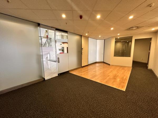 825  m² Commercial space