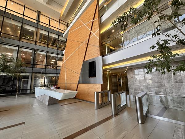 718  m² Commercial space