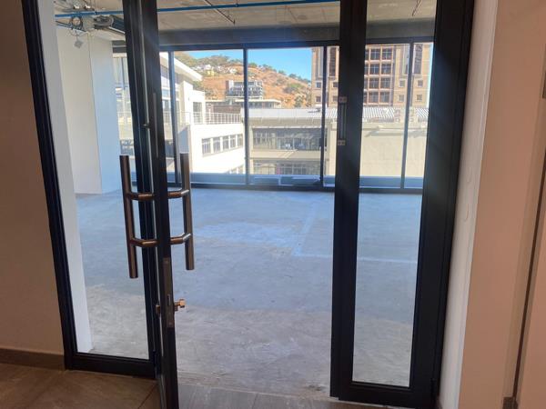 677  m² Commercial space