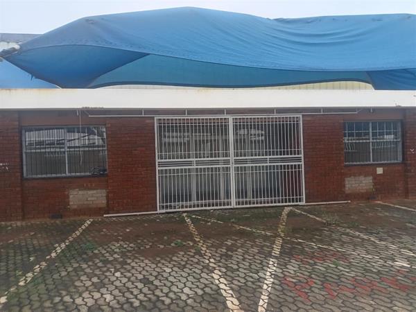 2 400  m² Commercial space