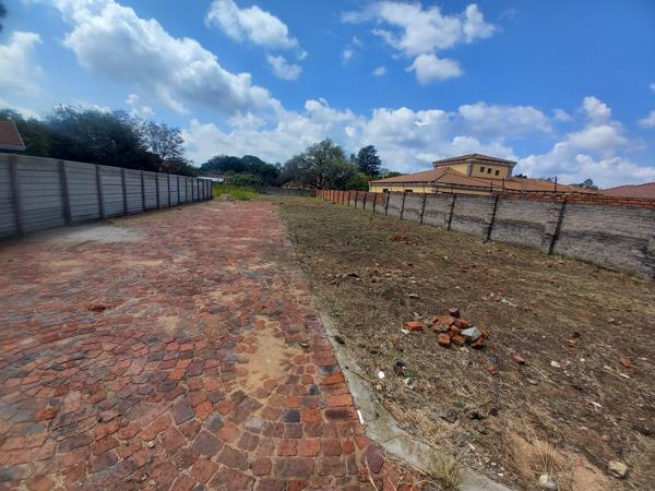 350 m² Land