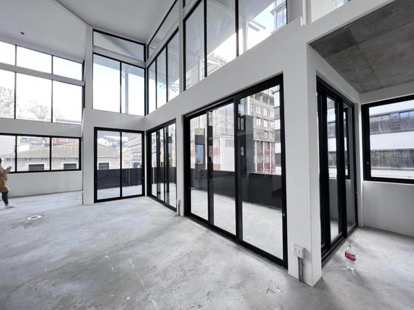 330  m² Commercial space