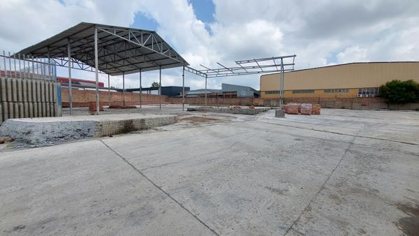 1 560  m² Industrial space