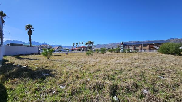 1 438 m² Land