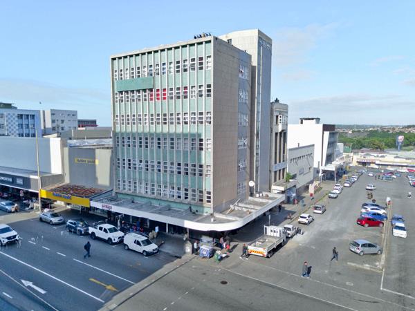 1 090  m² Retail Space