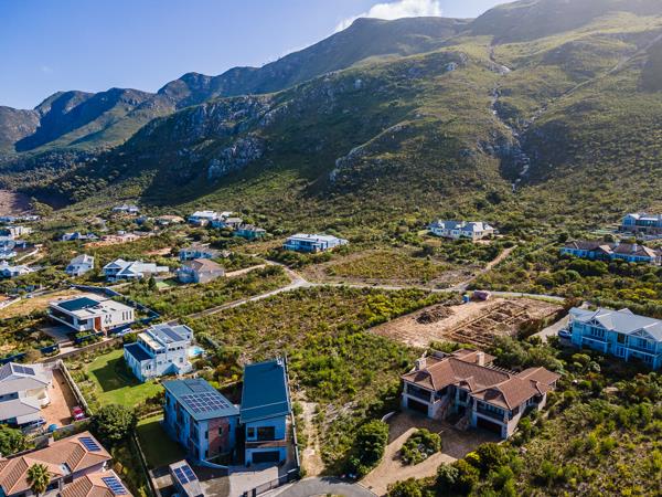 1 323 m² Land