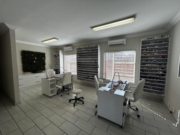 77  m² Commercial space