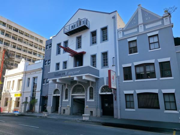 303  m² Commercial space