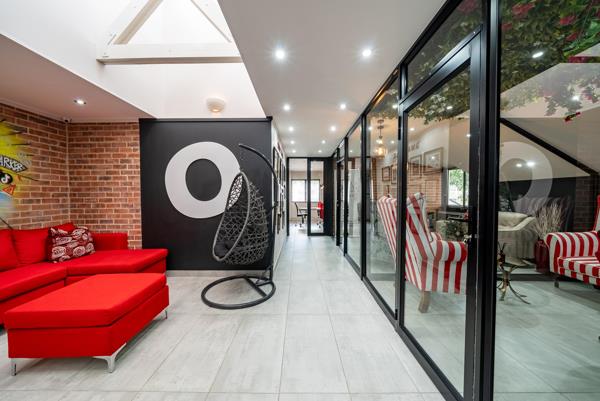 327  m² Commercial space