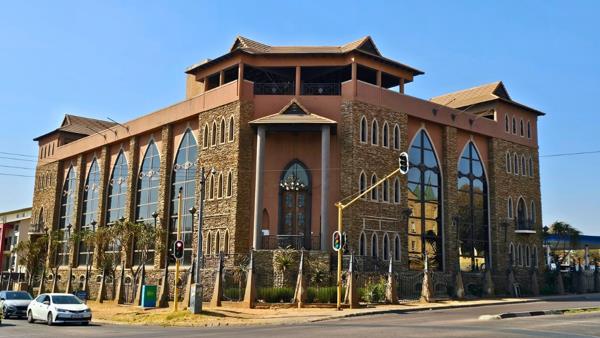 1 740  m² Commercial space