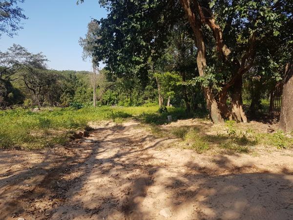 1 050 m² Land