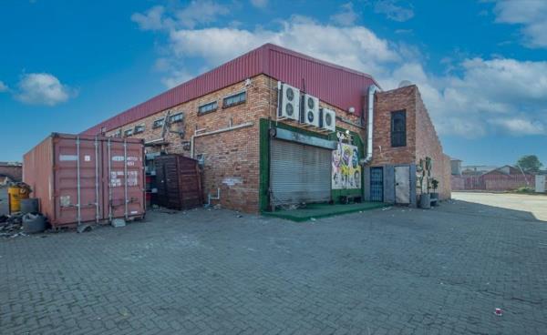 1 330  m² Retail Space