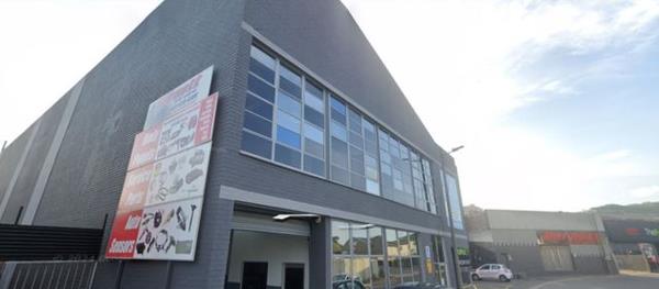 1 300  m² Commercial space