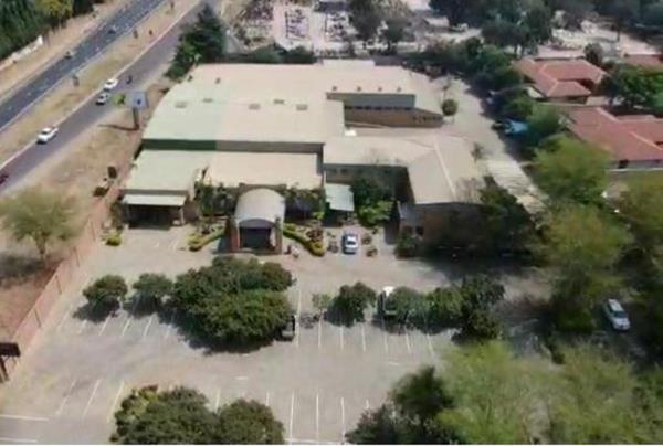 2 800  m² Retail Space