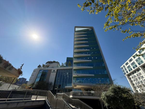 877  m² Commercial space