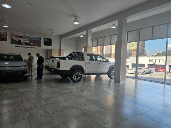 1 300  m² Commercial space