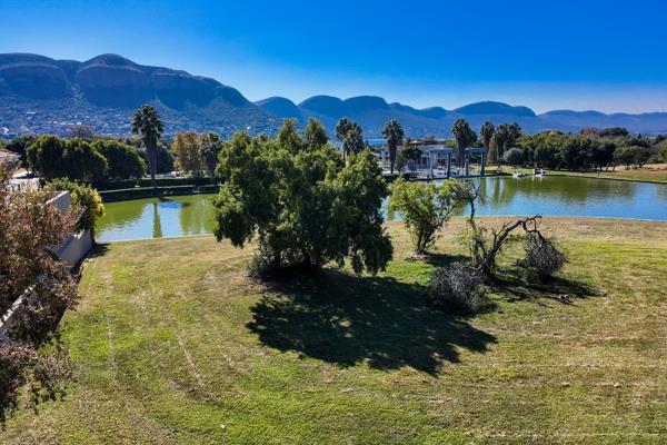 1 210 m² Land