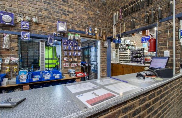 2 000  m² Industrial space