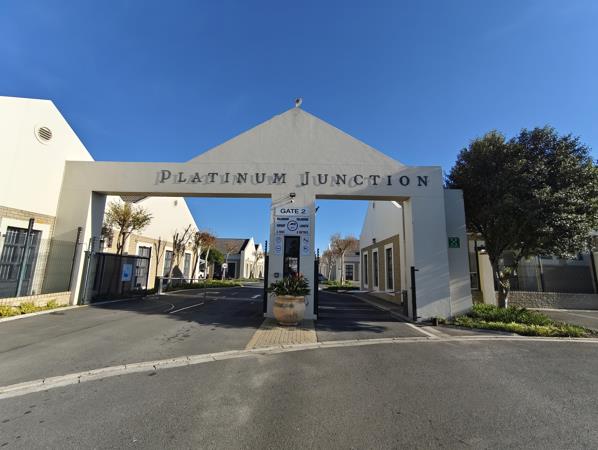 102  m² Commercial space