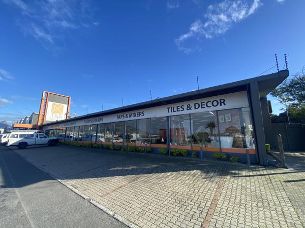 2 350  m² Retail Space