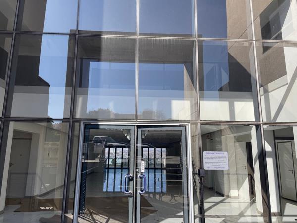 2 400  m² Commercial space