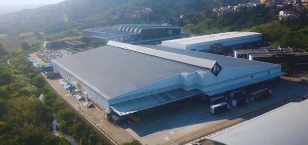 2 400  m² Industrial space