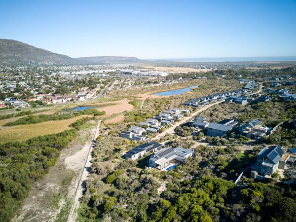 700 m² Land