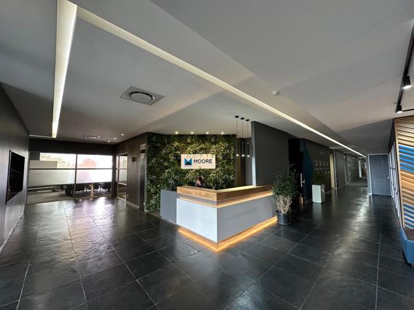 3 000  m² Commercial space