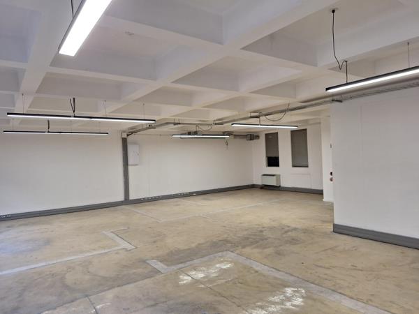 142  m² Commercial space