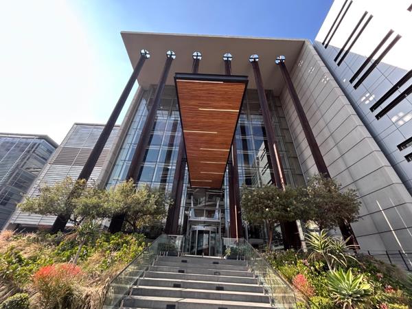 8 000  m² Commercial space