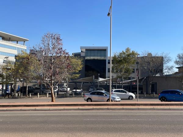 704  m² Commercial space