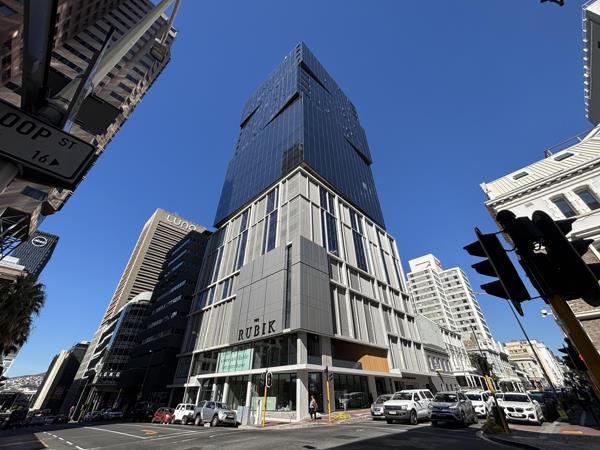 704  m² Commercial space