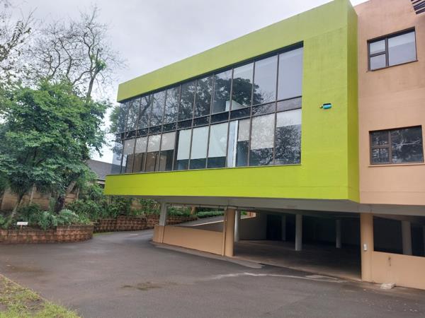 2 400  m² Commercial space