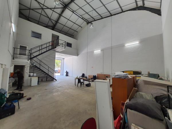 230  m² Industrial space