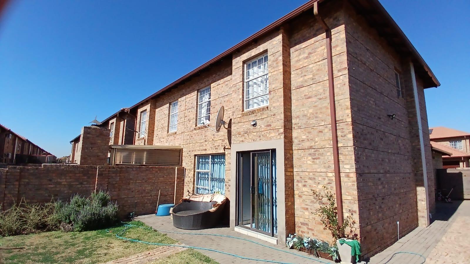 3 Bedroom Townhouse for sale in Annlin | T5136312 | Private Property