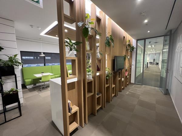 703  m² Commercial space