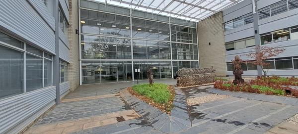 937  m² Commercial space