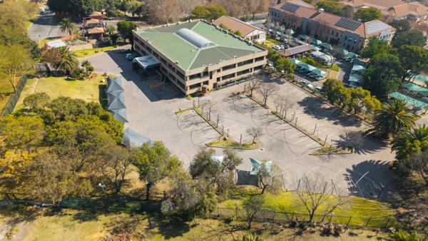 1 932  m² Commercial space