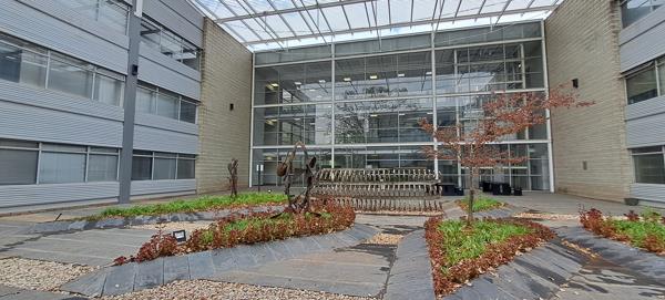 936  m² Commercial space